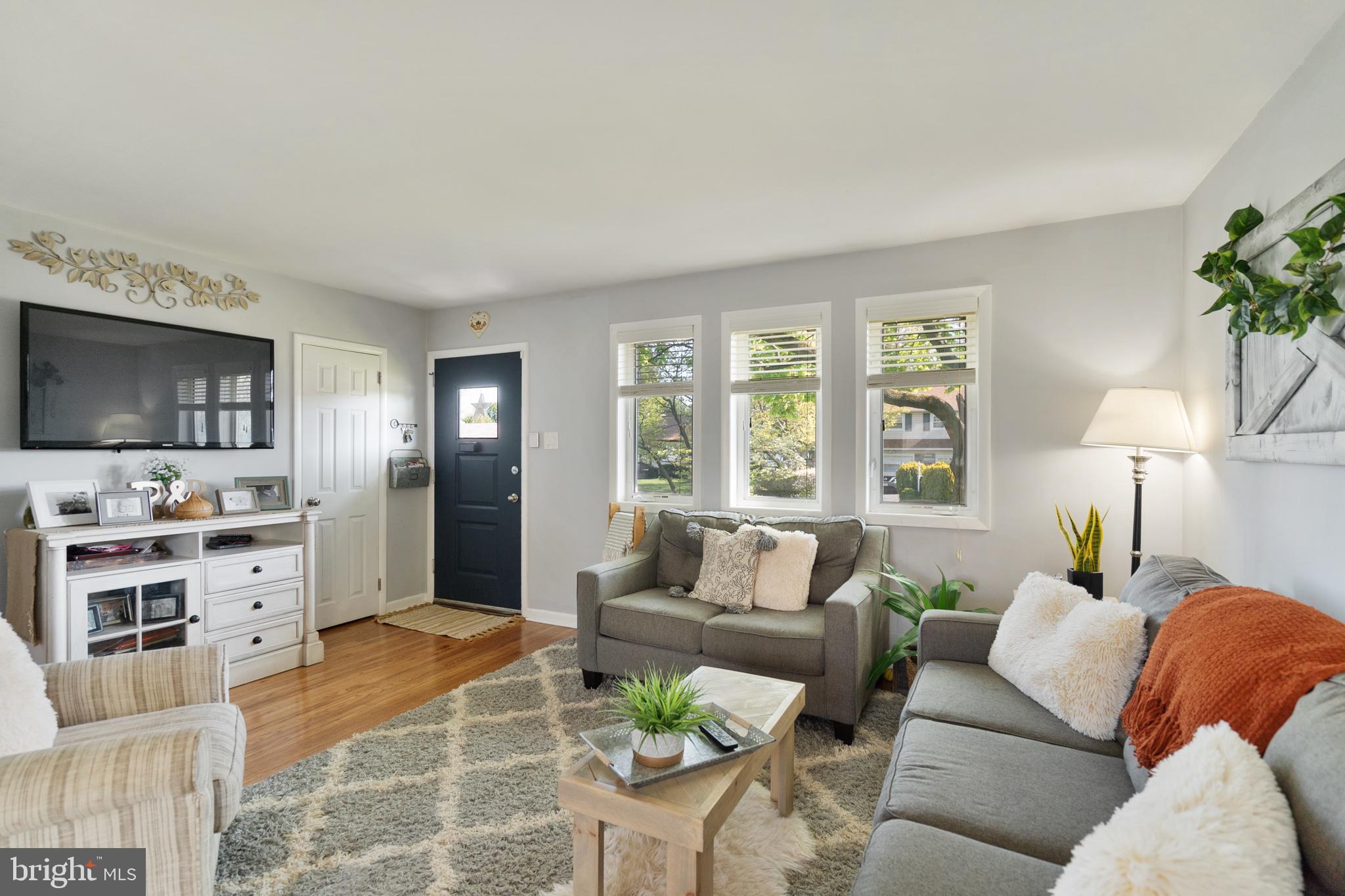 994 Catalpa Road Warminster, PA 18974 - Photo 5 of 30 Bright Living Room