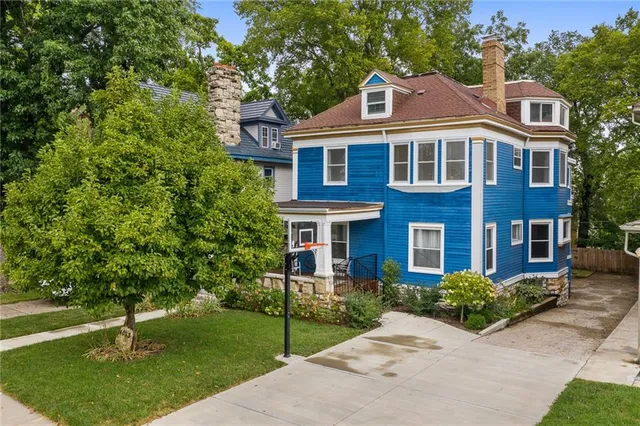 $700,000 | 4033 Warwick Boulevard, Kansas City, MO 64111