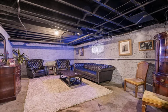 $700,000 | 4033 Warwick Boulevard, Kansas City, MO 64111