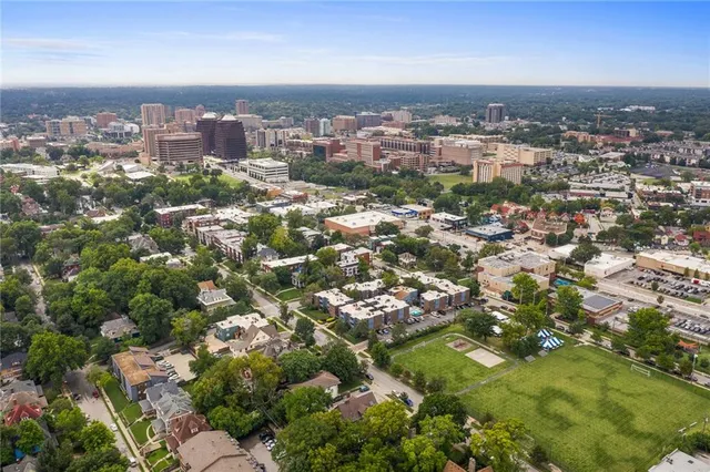 $700,000 | 4033 Warwick Boulevard, Kansas City, MO 64111