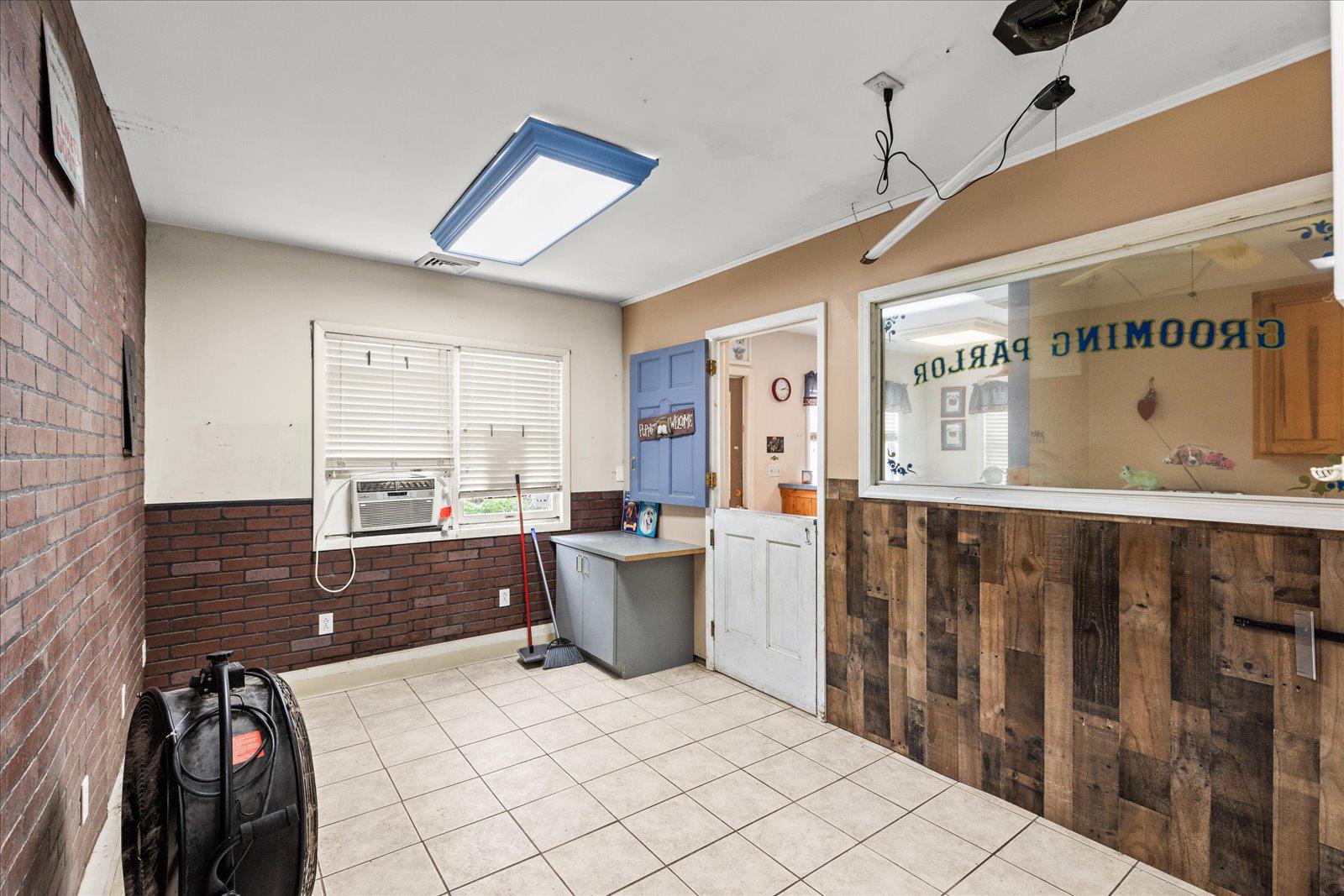 333 Newcomer Road Windsor, PA 17366 - Photo 50 of 112 Kennel Grooming Room