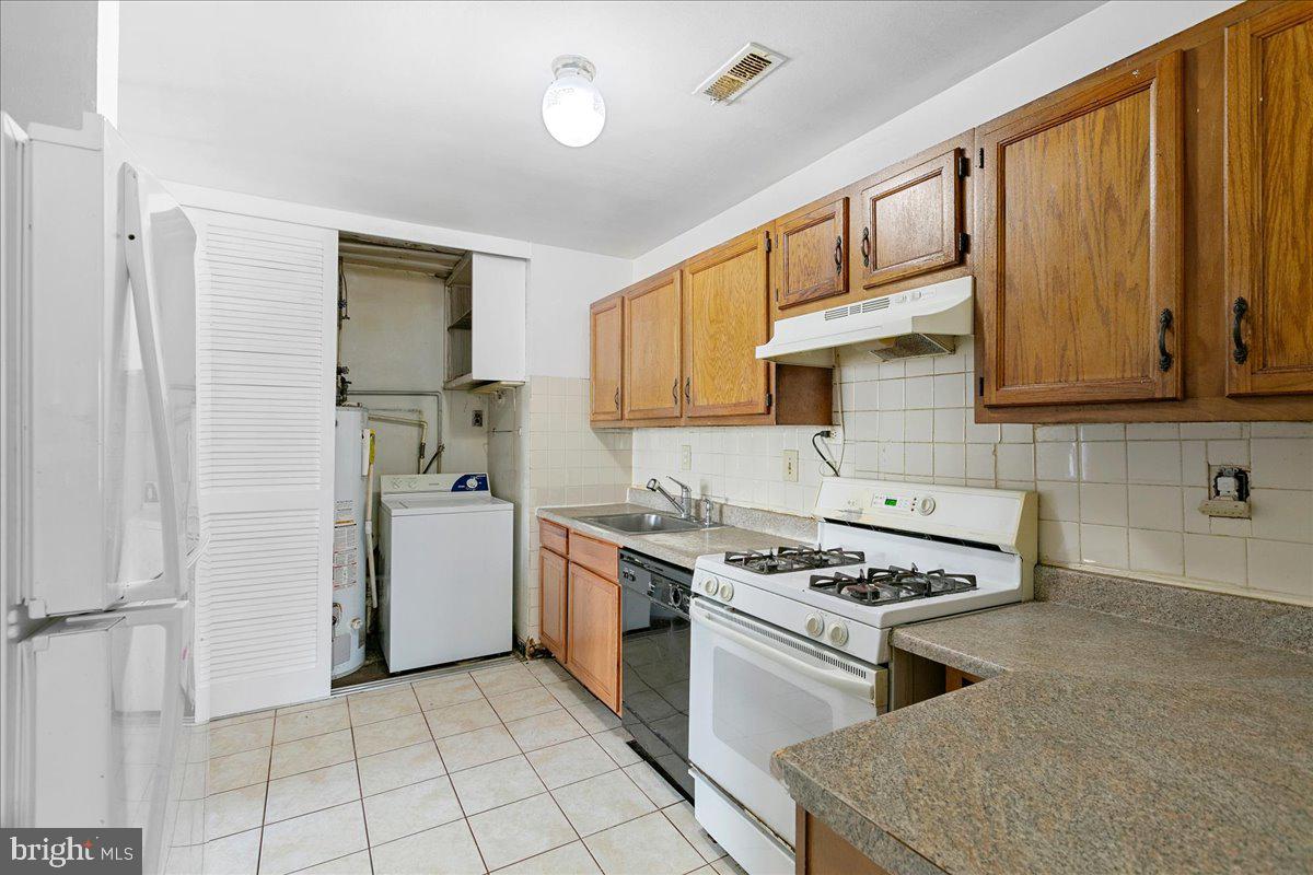 4007 Arcadia Road Alexandria, VA 22312 - Photo 13 of 28 Plenty of counter space
