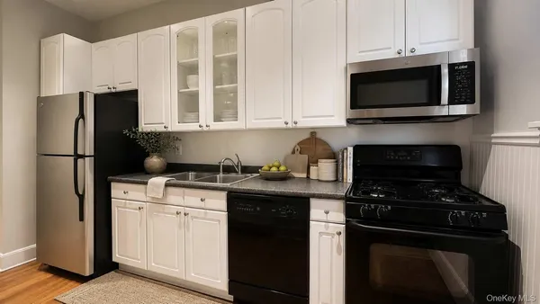 $2,800 | 14 Karen Court, Unit 1, Oyster Bay, NY 11771
