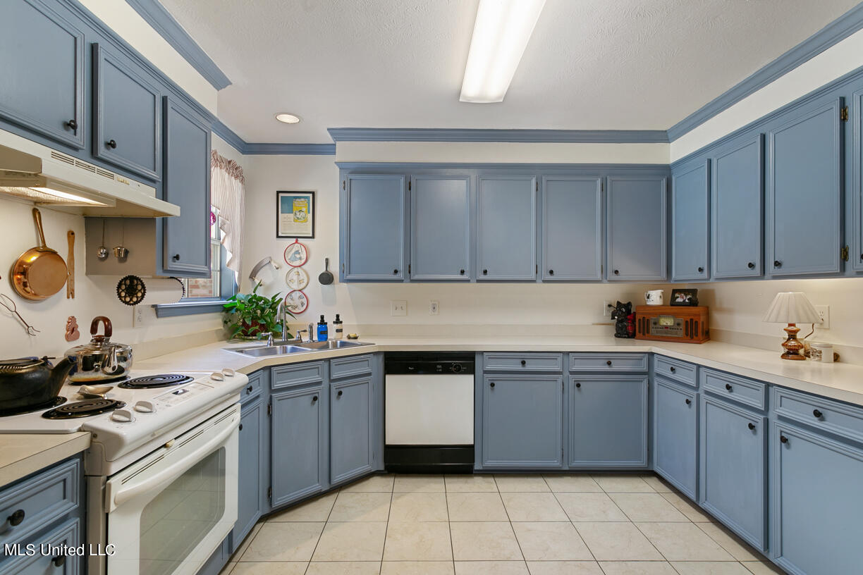 418 Friday Harbour Ridgeland, MS 39157 - Photo 4 of 23 Spacious Kitchen