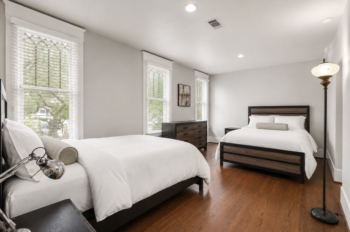 945 Harvard Street Houston, TX 77008 - Photo 20 of 47 Spacious second floor bedroom of main house with grand proportions, bathed in natural light and exuding timeless historic charm.