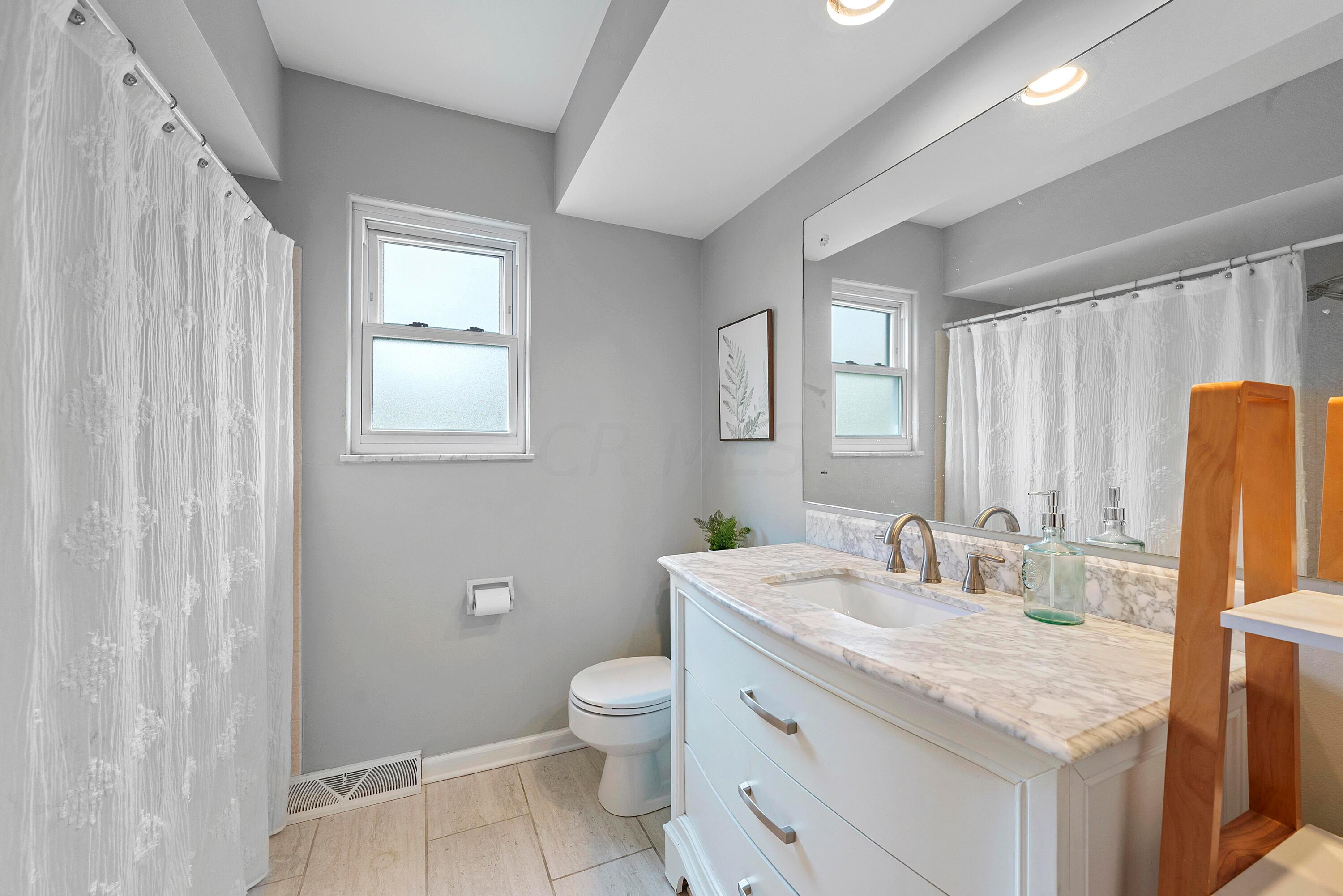 1650 Oak Hill Road Columbus, OH 43220 - Photo 37 of 67 Bathroom 2 - Upstairs