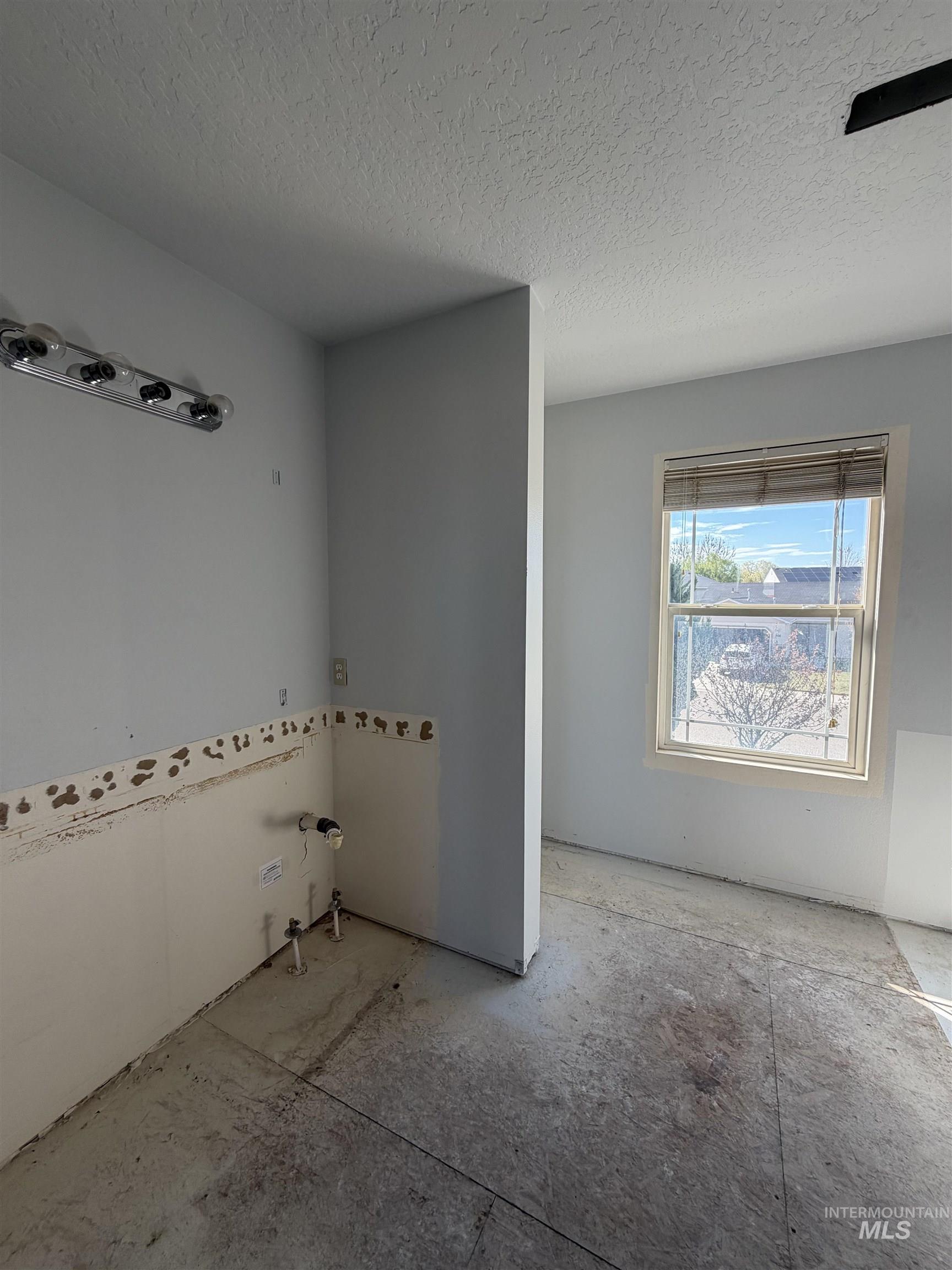 205 Middlepark Way Caldwell, ID 83605 - Photo 15 of 18 Bathroom featuring a textured ceiling
