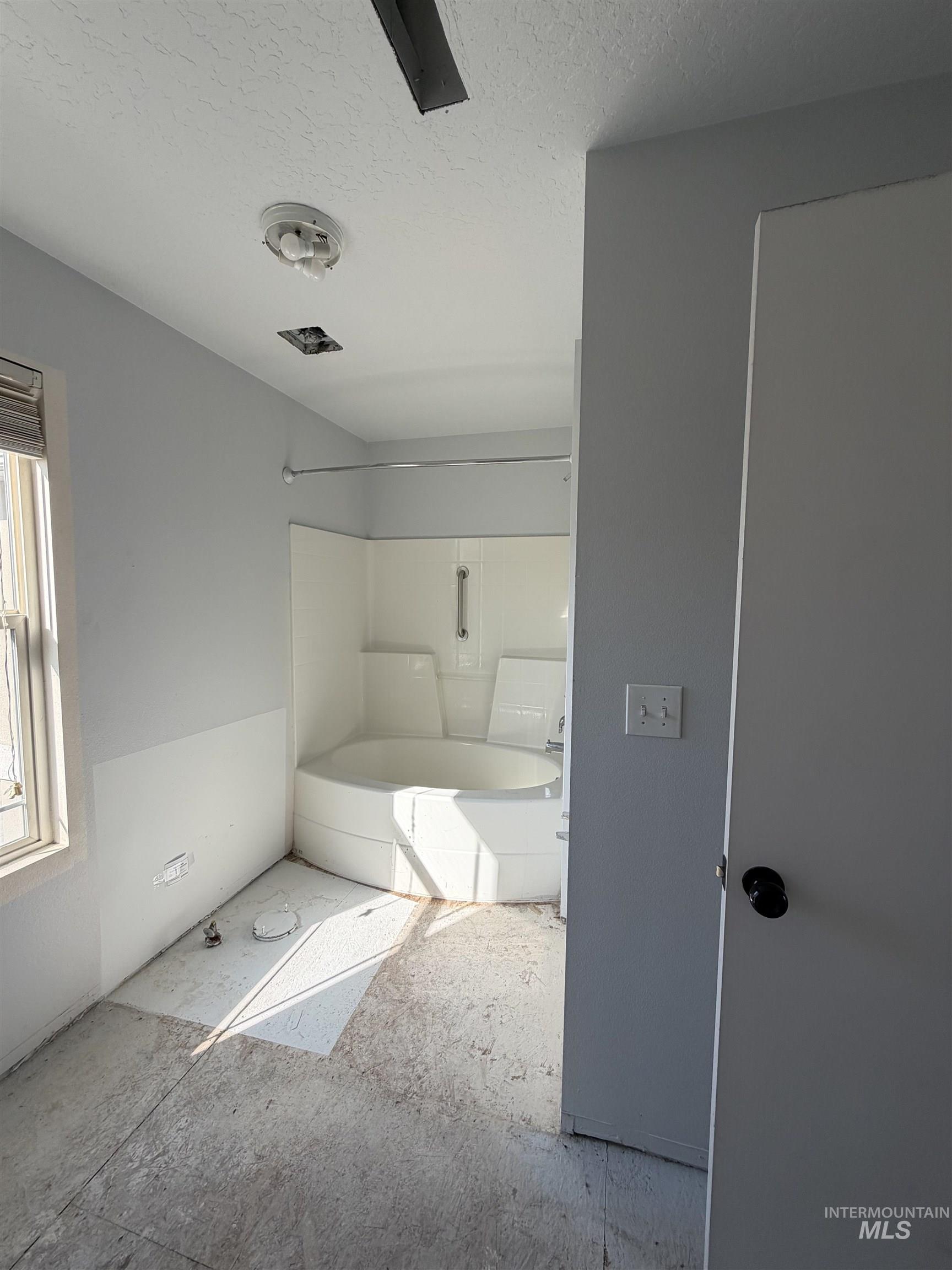 205 Middlepark Way Caldwell, ID 83605 - Photo 16 of 18 Bathroom with a bathtub and a textured ceiling