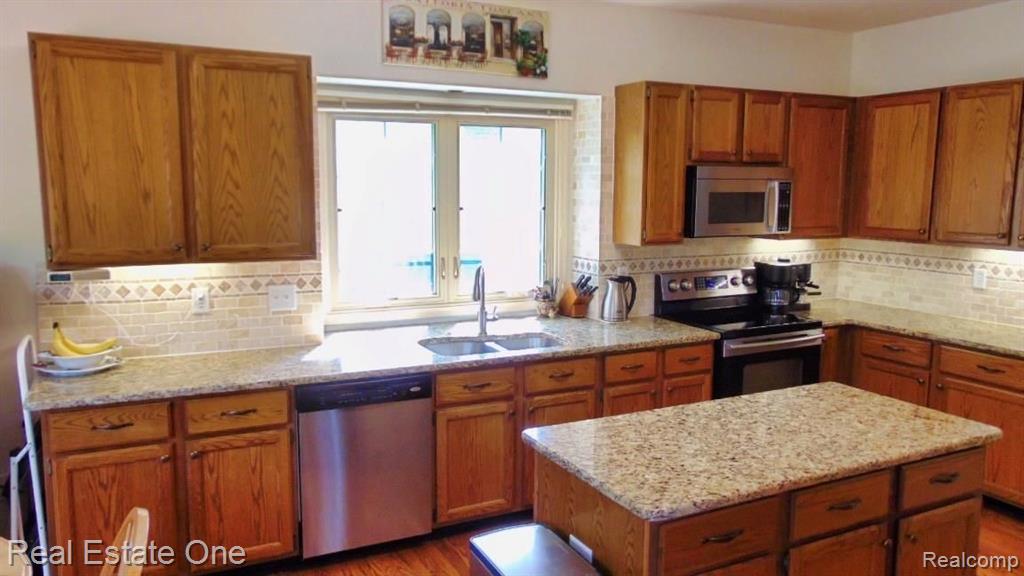 2458 Pleasant View Drive Rochester Hills, MI 48306 - Photo 8 of 68