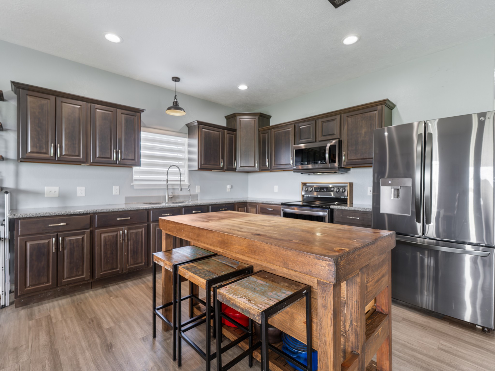 11301 South FM 441 Road El Campo, TX 77437 - Photo 5 of 32 The kitchen is the heart of the home and this stunning one is sure to please.Gleaming granite, stainless appliances and abundant cabinets to store all your culinary tools.