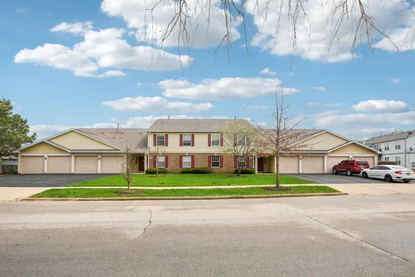 $239,900 | 402 Woodview Circle, Unit D, Elgin, IL 60120