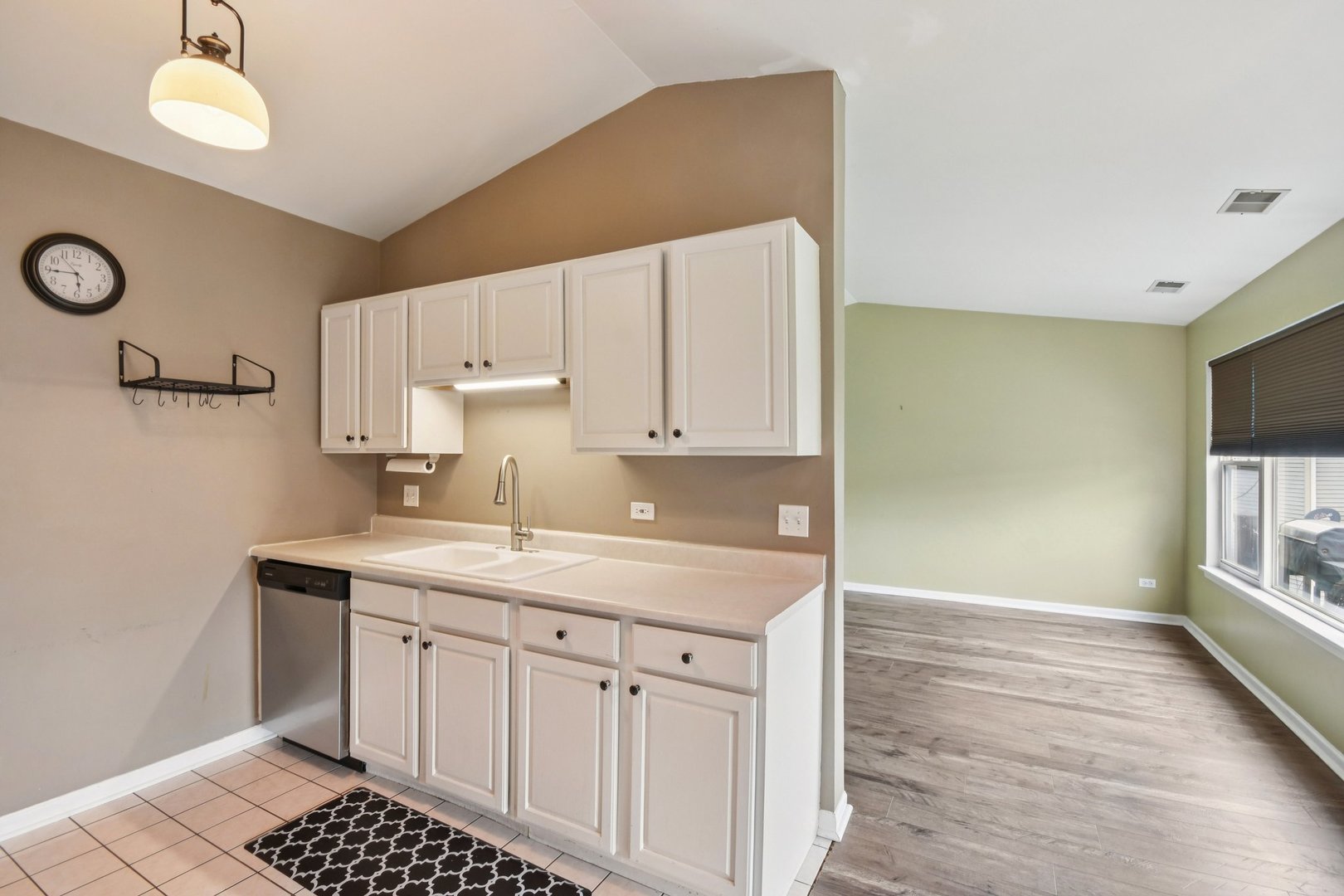 402 Woodview Circle, Unit D Elgin, IL 60120 - Photo 12 of 28