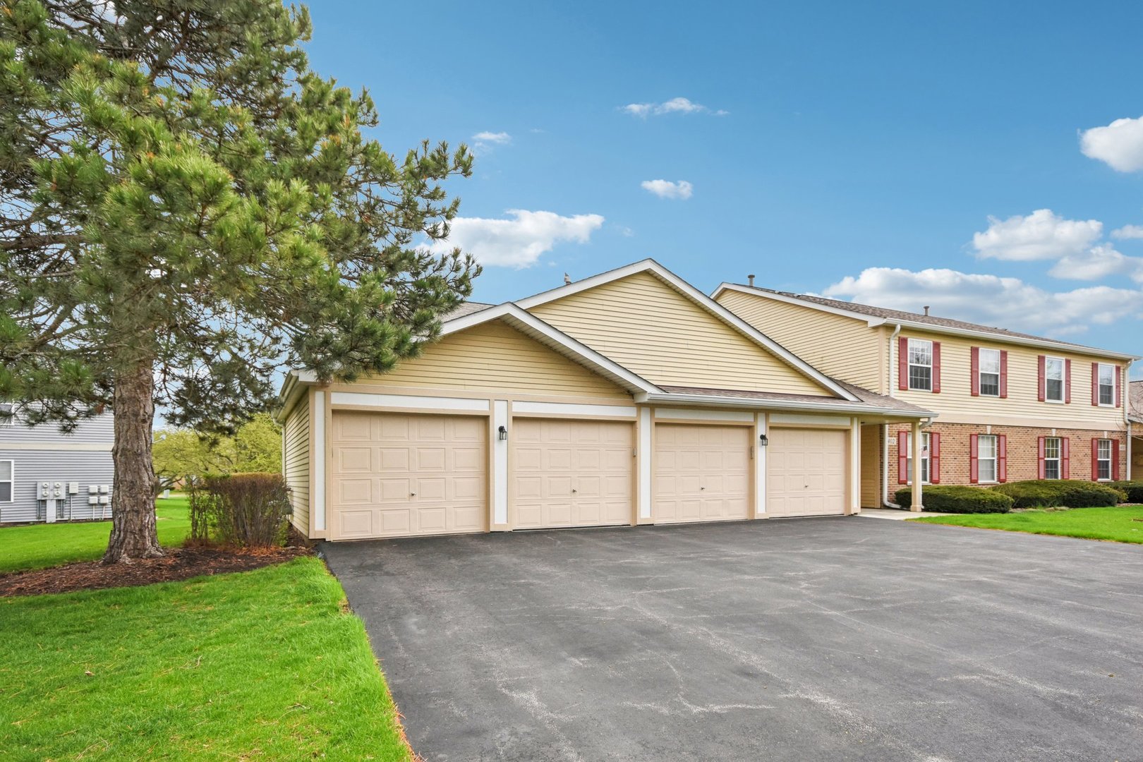 402 Woodview Circle, Unit D Elgin, IL 60120 - Photo 2 of 28