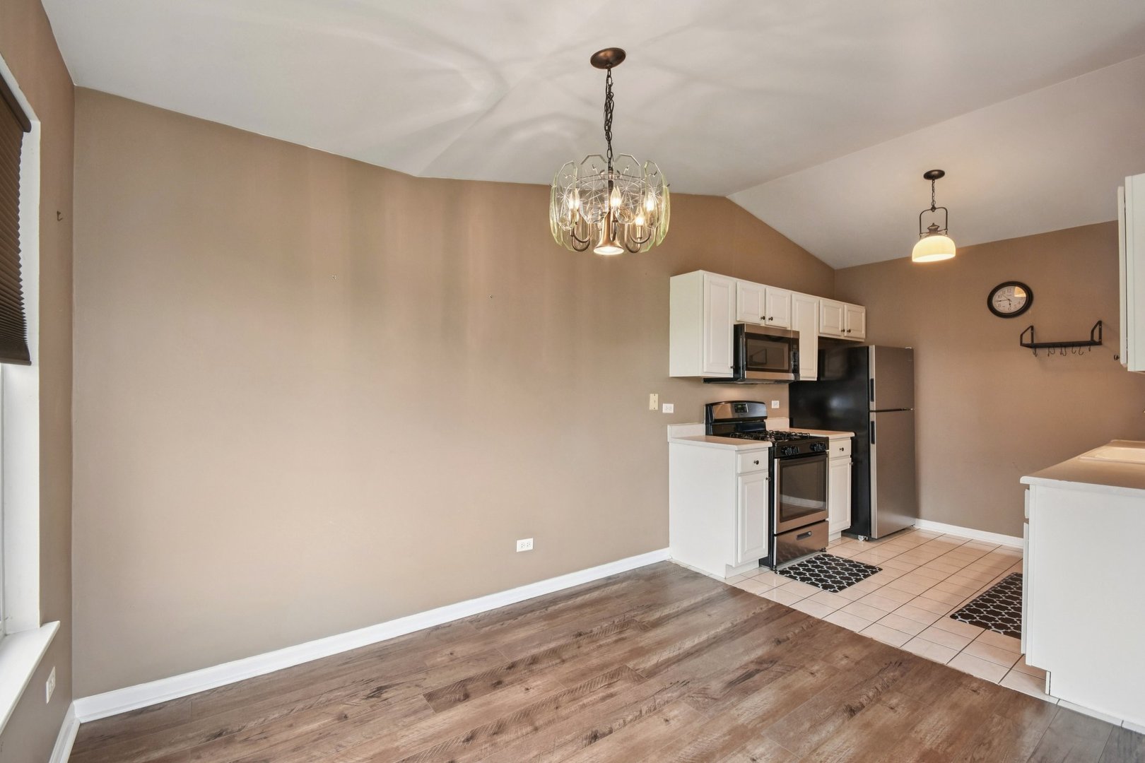402 Woodview Circle, Unit D Elgin, IL 60120 - Photo 9 of 28