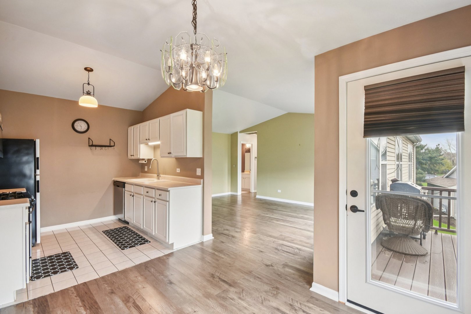 402 Woodview Circle, Unit D Elgin, IL 60120 - Photo 10 of 28