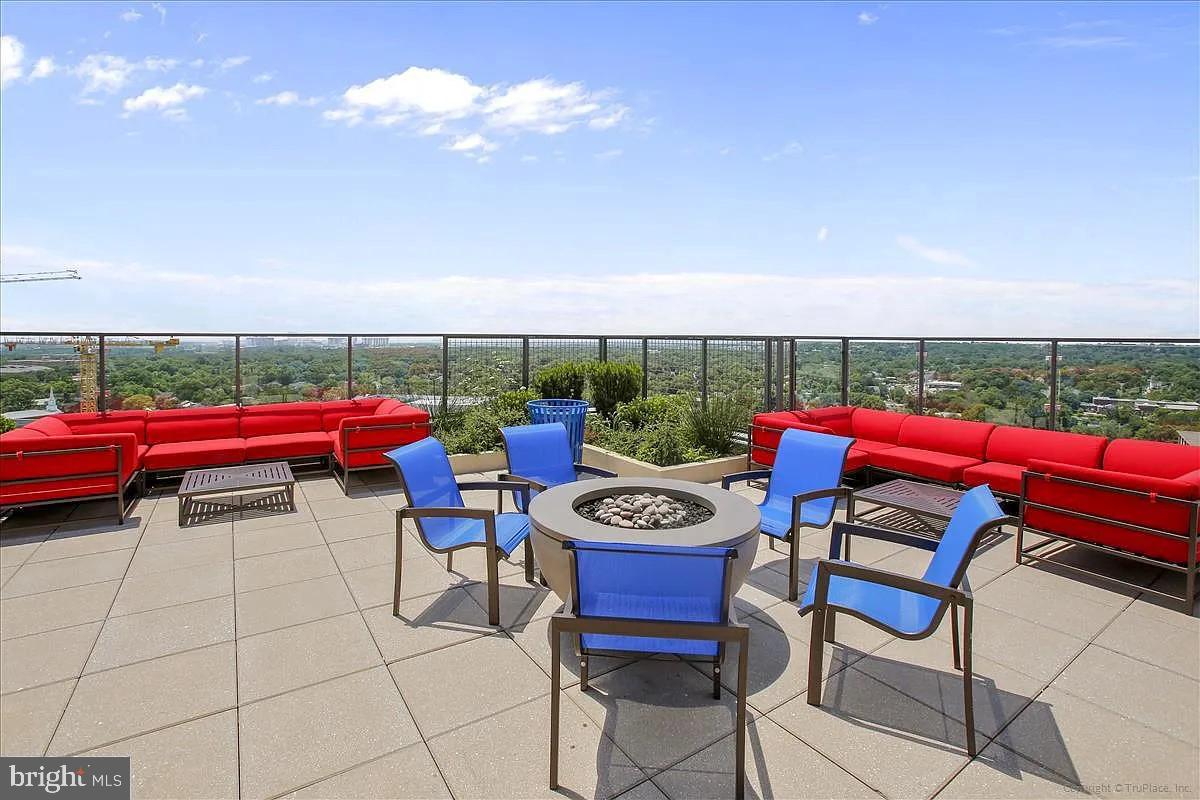 851 North Glebe Road, Unit 1818 Arlington, VA 22203 - Photo 18 of 23 a swimming pool with seating space