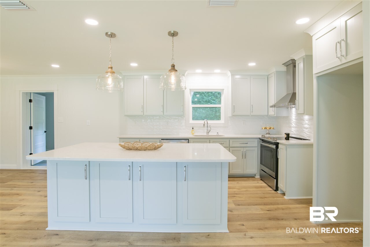 404 Tulip Terrace Fairhope, AL 36532 - Photo 8 of 26 OVERSIZED ISLAND