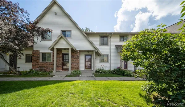 $179,900 | 7310 Bluewater Drive, Unit 116, Clarkston, MI 48348
