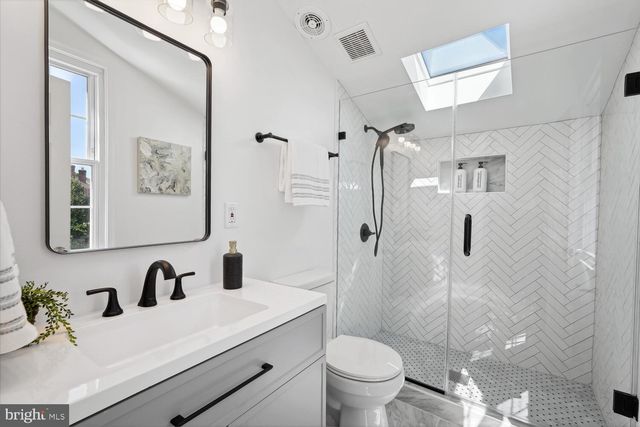 $878,653 | 3321 King Street, Alexandria, VA 22302