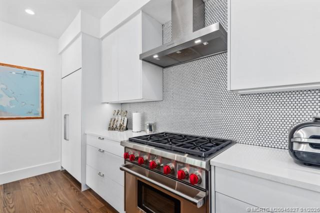 53 Southeast Seminole Street, Unit 2B Stuart, FL 34994 - Photo 14 of 31 a kitchen with a stove and a microwave