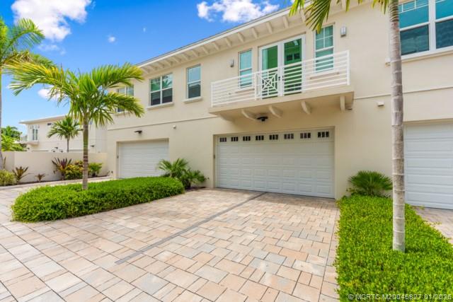 53 Southeast Seminole Street, Unit 2B Stuart, FL 34994 - Photo 29 of 31 a front view of a house with plants