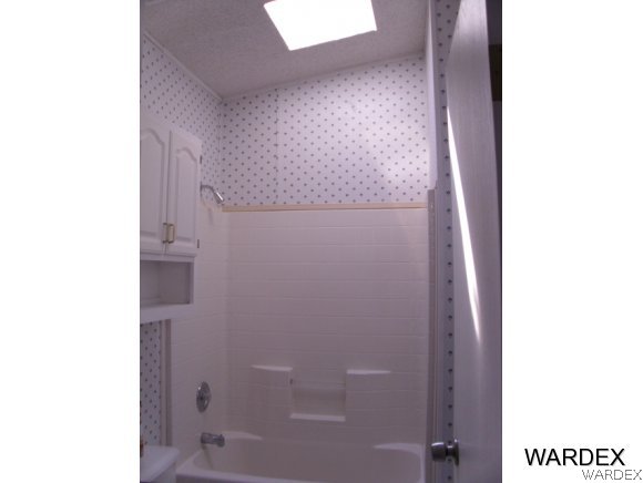 4390 North Shadow Road Kingman, AZ 86409 - Photo 13 of 36 hall bathroom sky light