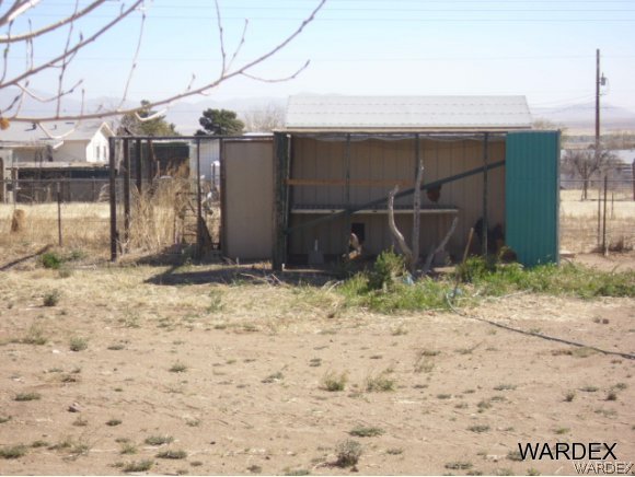 4390 North Shadow Road Kingman, AZ 86409 - Photo 34 of 36 Chicken coop