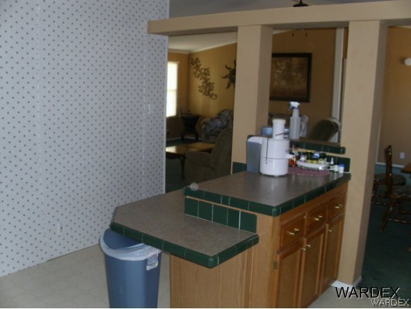4390 North Shadow Road Kingman, AZ 86409 - Photo 10 of 36 kitchen???????????????????????????????? island