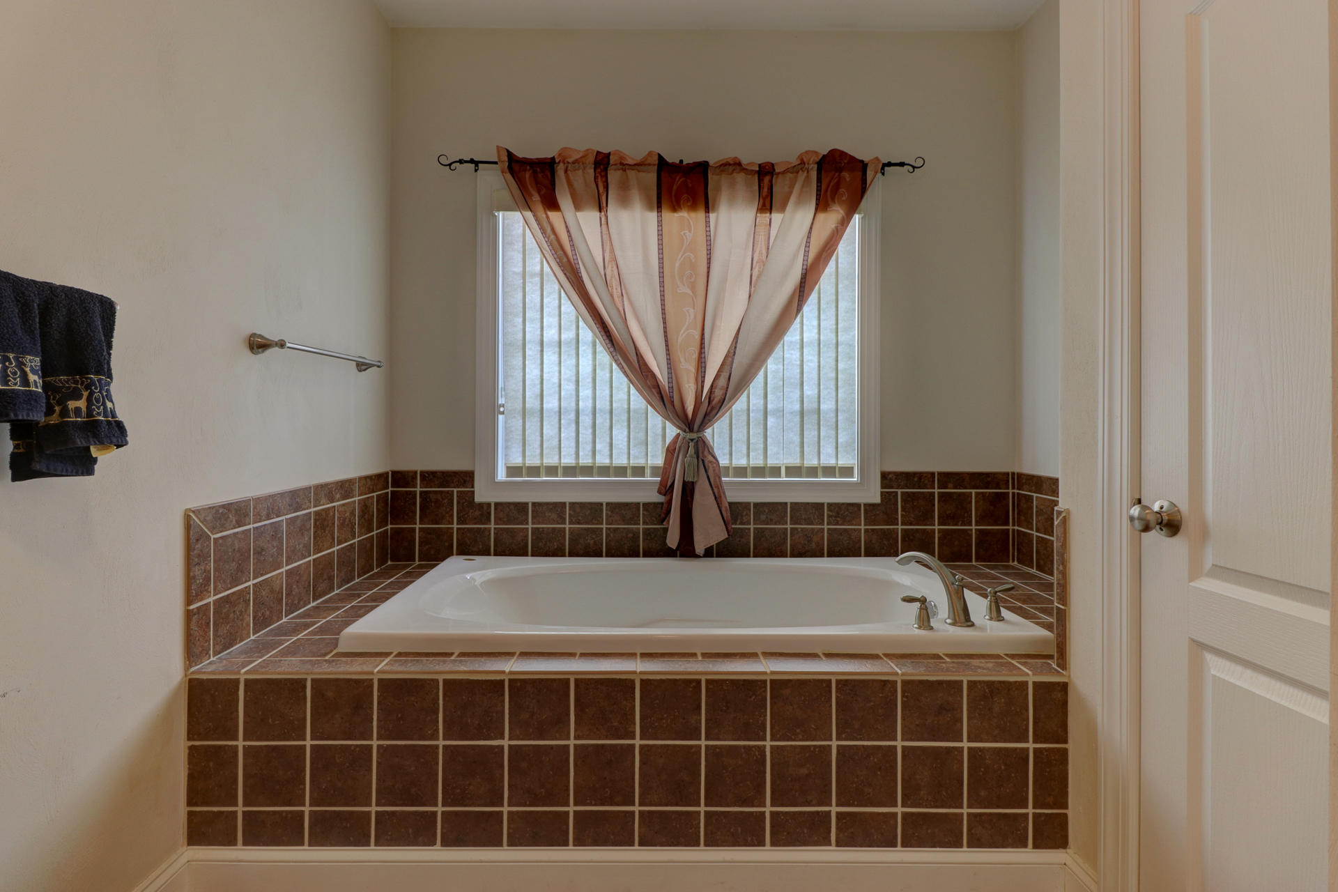 8426 Townsend Road Roanoke, VA 24019 - Photo 21 of 35 Master Bathroom Tub