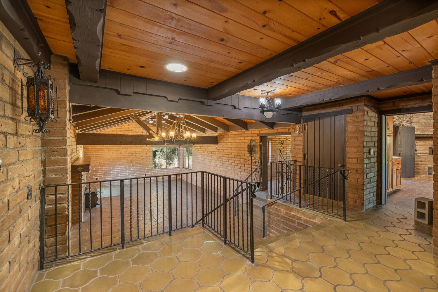 3981 Snow Creek Road Mariposa, CA 95338 - Photo 12 of 66 a view of a garage