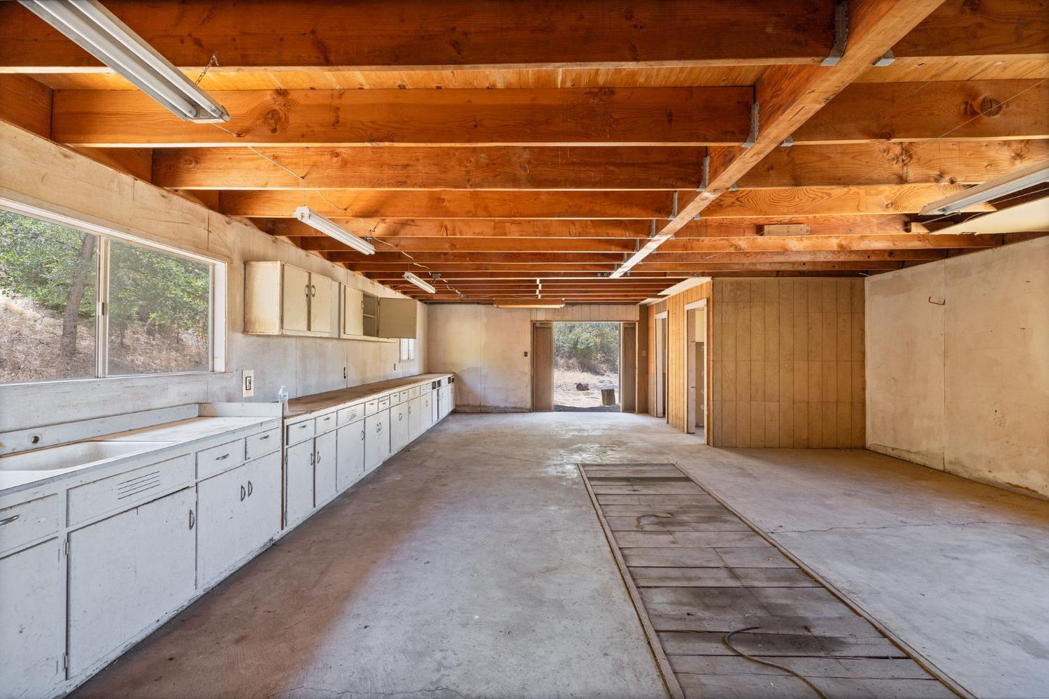 3981 Snow Creek Road Mariposa, CA 95338 - Photo 50 of 66 a view of a bathroom with double vanity and a bathtub