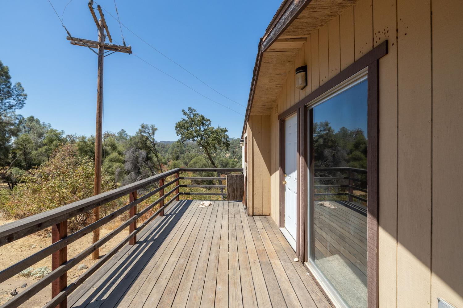 3981 Snow Creek Road Mariposa, CA 95338 - Photo 54 of 66 a view of balcony with a potted plant