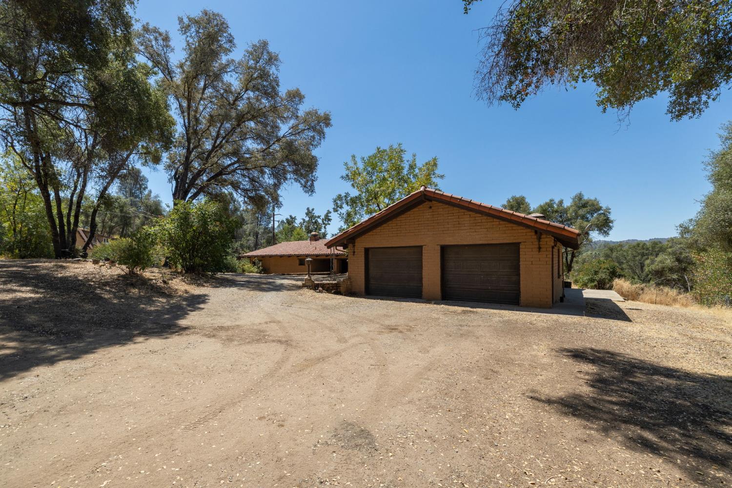 3981 Snow Creek Road Mariposa, CA 95338 - Photo 10 of 66 a front view of a house with a yard