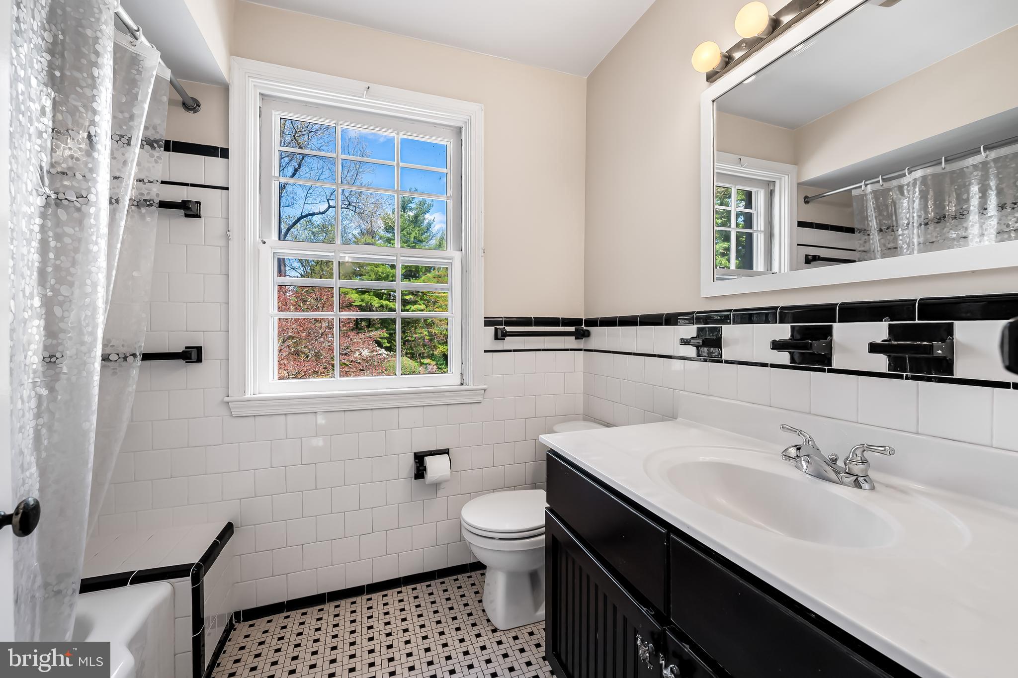 5911 Meadowood Road Baltimore, MD 21212 - Photo 35 of 53 Hall bathroom