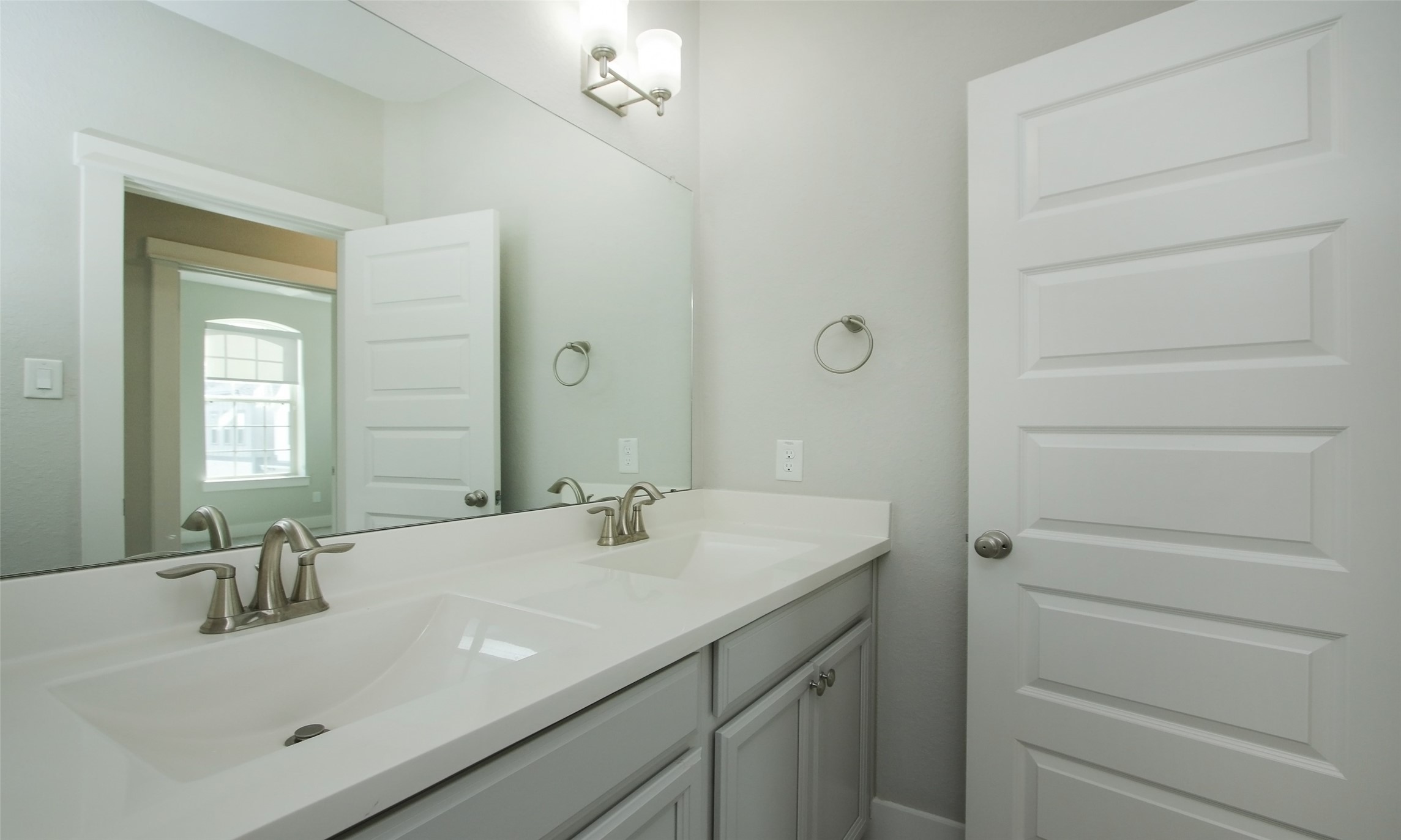 12502 Malachite Way Houston, TX 77077 - Photo 30 of 41 Alternate view of the bathroom on the second floor