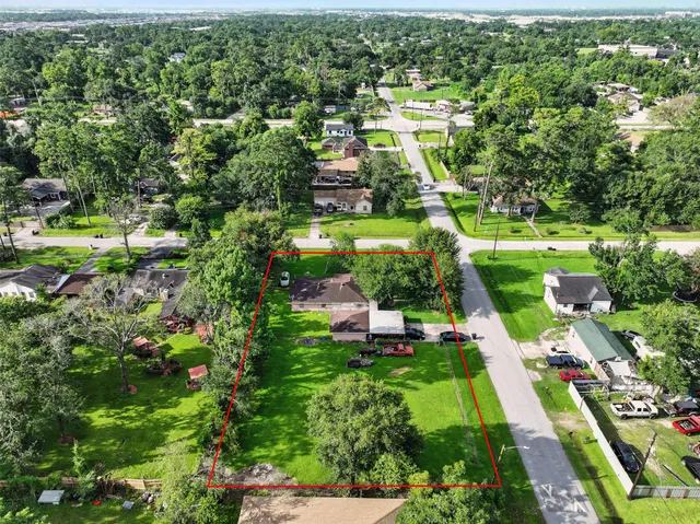 a view of yard with green space