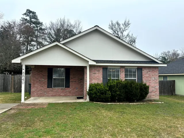 a view of a house with yard and plants