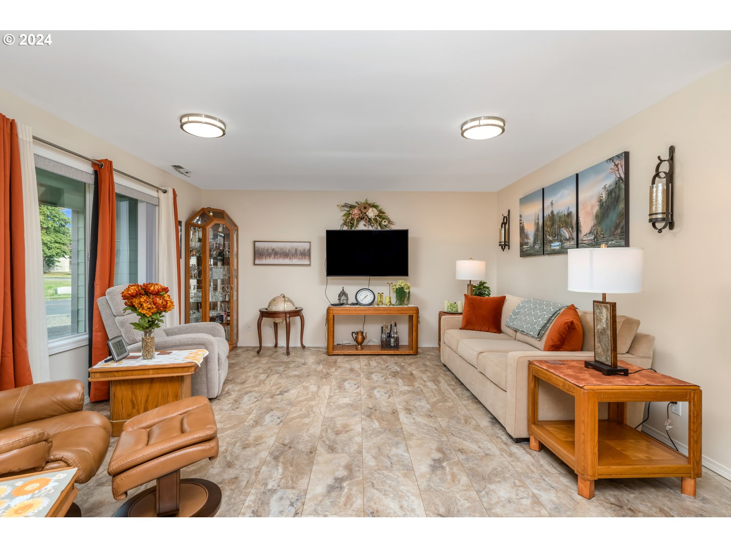 3217 Maple Street Longview, WA 98632 - Photo 11 of 32 a living room with furniture and a flat screen tv