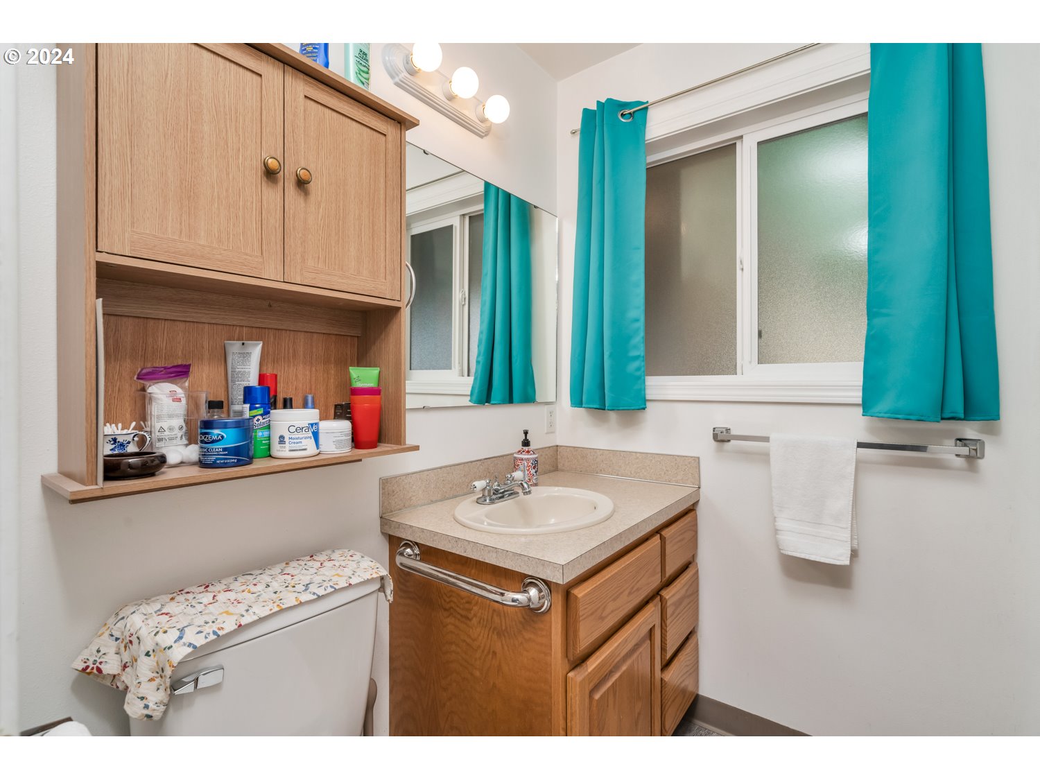 3217 Maple Street Longview, WA 98632 - Photo 18 of 32 a bathroom with a sink and a mirror