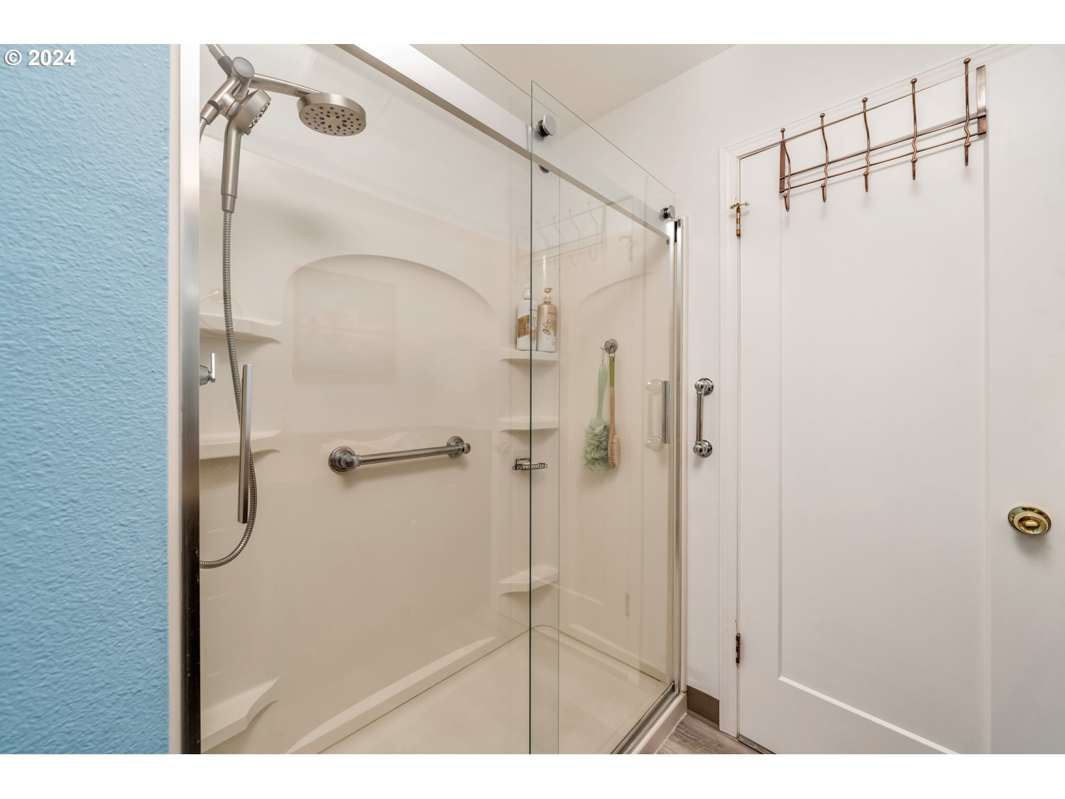 3217 Maple Street Longview, WA 98632 - Photo 19 of 32 a bathroom with a shower