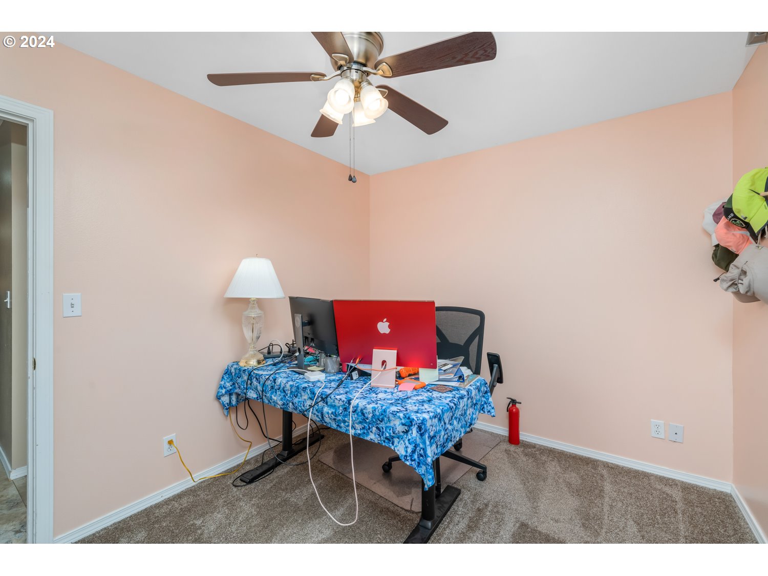 3217 Maple Street Longview, WA 98632 - Photo 21 of 32 a workspace room with furniture and a chandelier fan