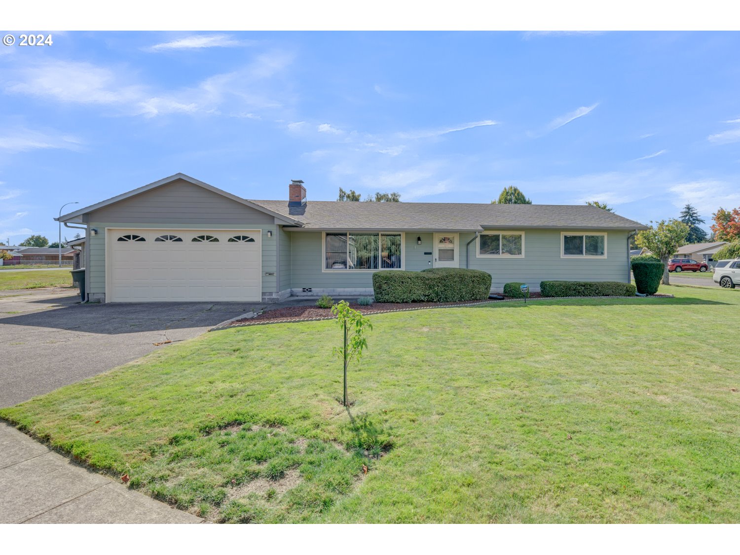 3217 Maple Street Longview, WA 98632 - Photo 3 of 32 a house view with a garden space