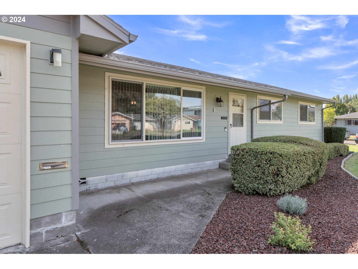 3217 Maple Street Longview, WA 98632 - Photo 5 of 32 a view of a house with a garden