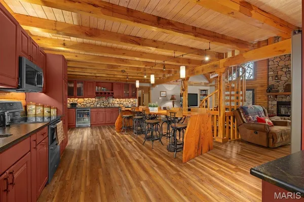 $929,900 | 7467 Walshville Trail, Hillsboro, IL 62049