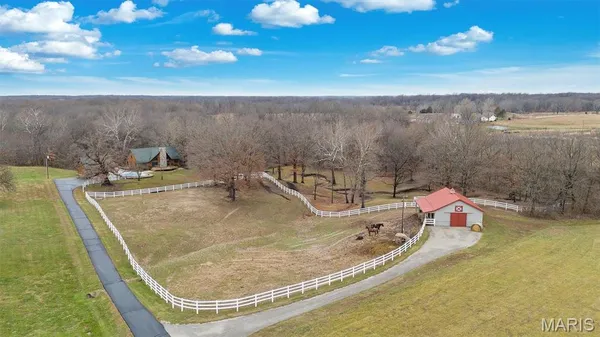 $929,900 | 7467 Walshville Trail, Hillsboro, IL 62049