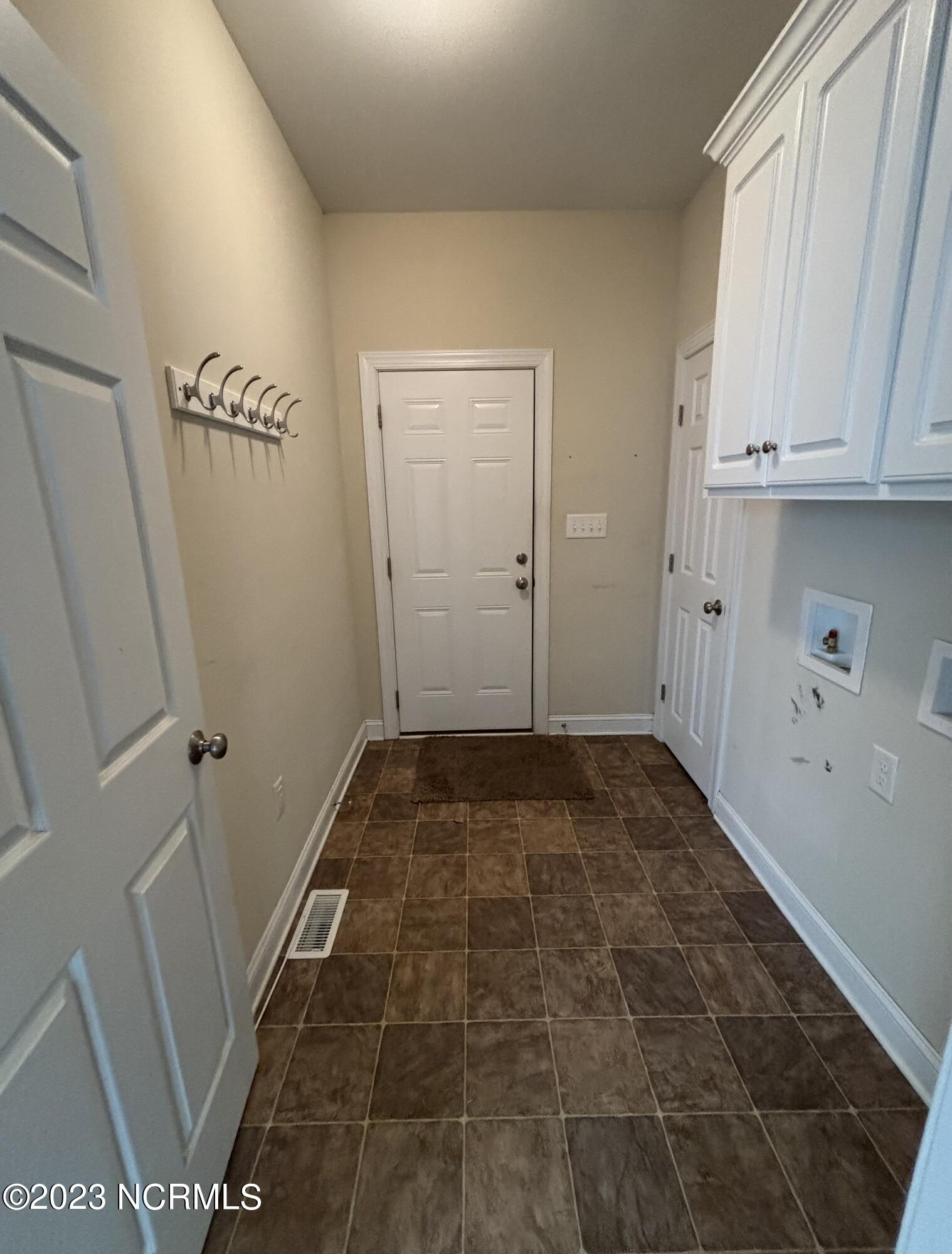 5959 Countryside Road Wilson, NC 27896 - Photo 11 of 17 Laundry room