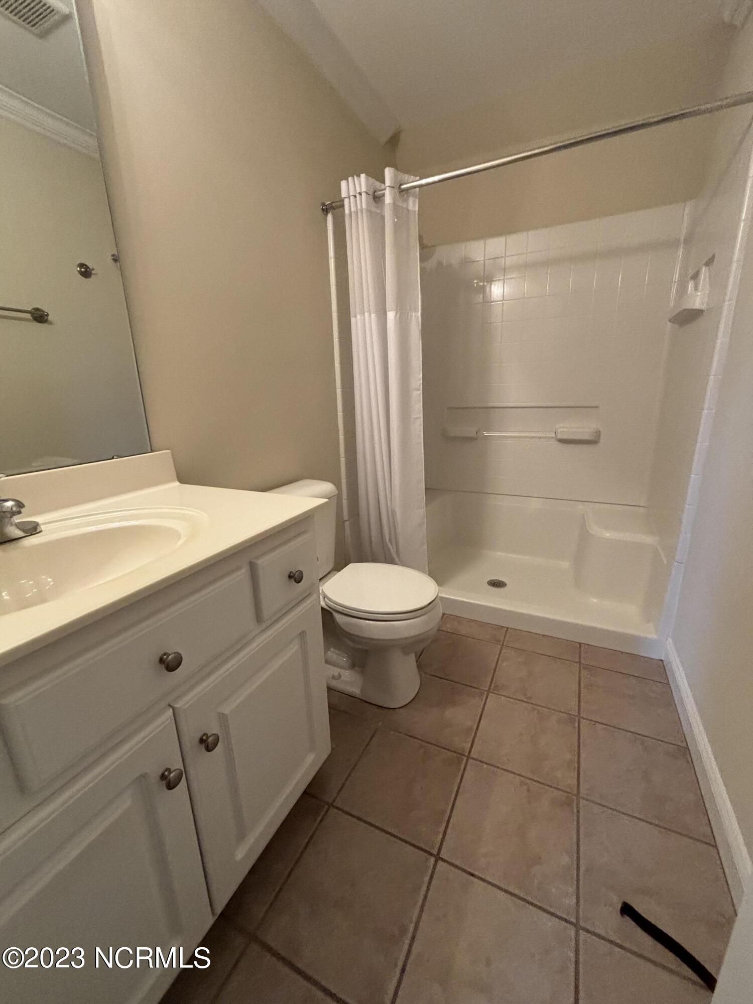 5959 Countryside Road Wilson, NC 27896 - Photo 10 of 17 Upstairs full bathroom