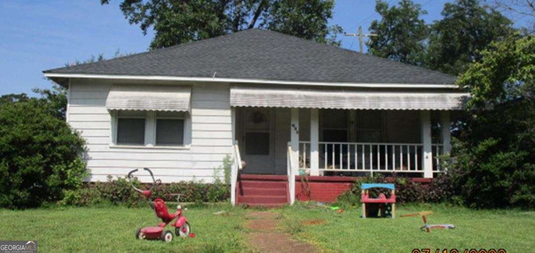 216 4th Avenue Southeast Thomaston, GA 30286 - Photo 7 of 7 a front view of a house with garden