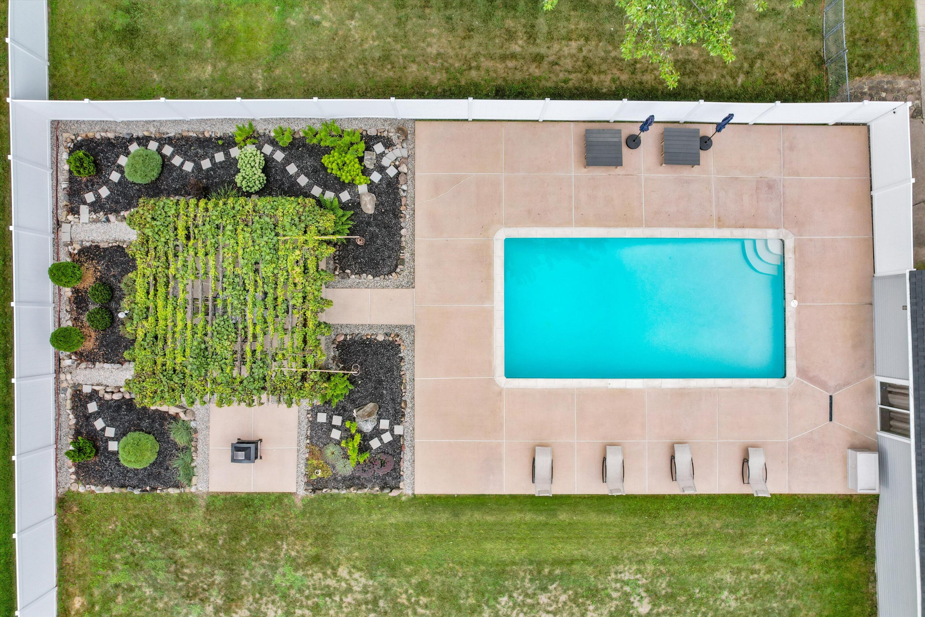 004-Above pool area