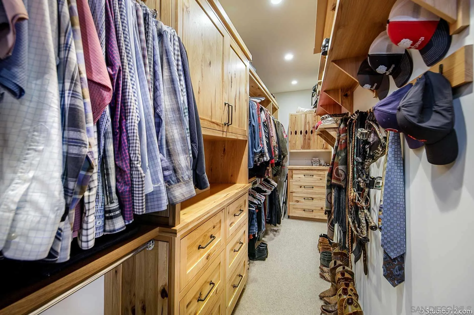 3208 Eagle Peak Road Julian, CA 92036 - Photo 41 of 65 a view of walk in closet with clothes